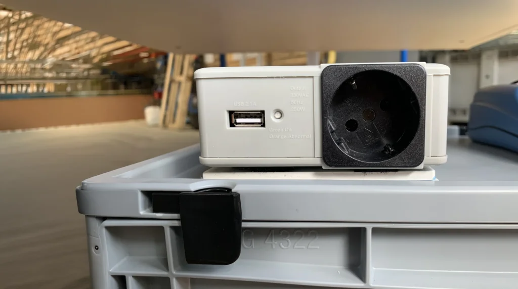 Keurwagen voorzien van stroompunt met europees stopcontact en USB-A port.
